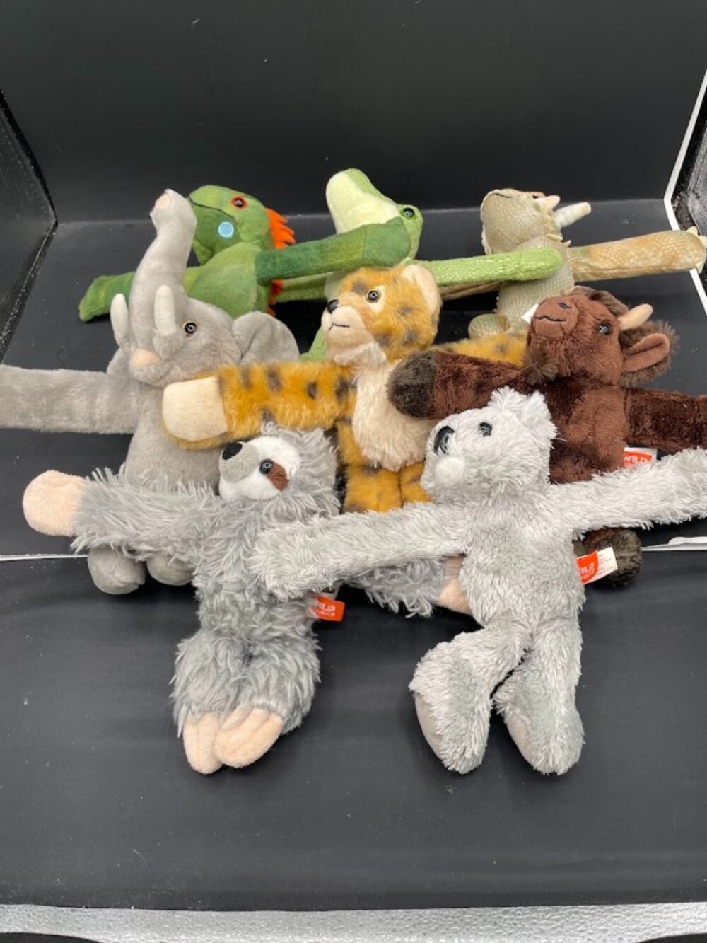 Lot of 8 Wild Republic Huggers Elephant Sloth Koala Cheetah Alligator Iguana